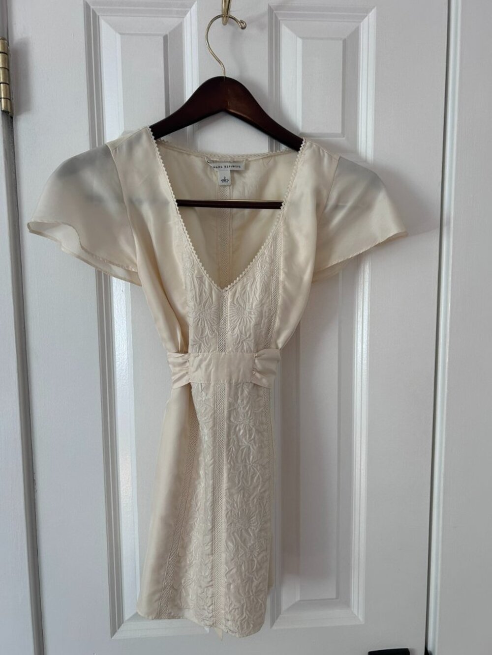 Banana Republic Ivory Silky Embroidered Blouse Mesh Insets Back Tie Size 2